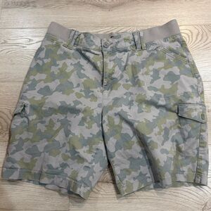 LEE Womens Relaxed Fit, mid rise camo color cargo shorts.size 16W like new